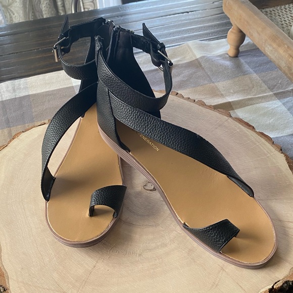 BCBGeneration Toe Loop Ankle Buckle Sandals NWOT - Picture 1 of 10
